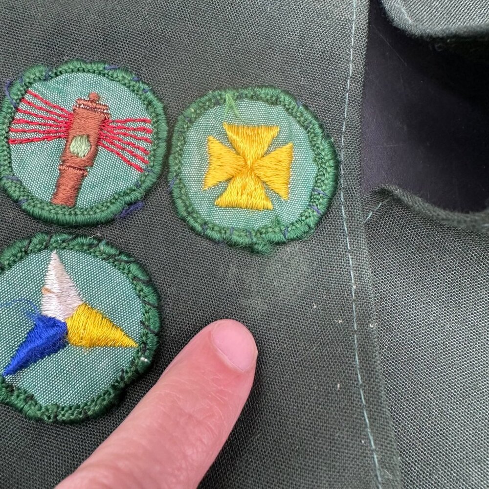 Vintage Girl Scout Sash 1960s Patches Pins Badges Green Fabric Mid Century Retro - Picture 6 of 8